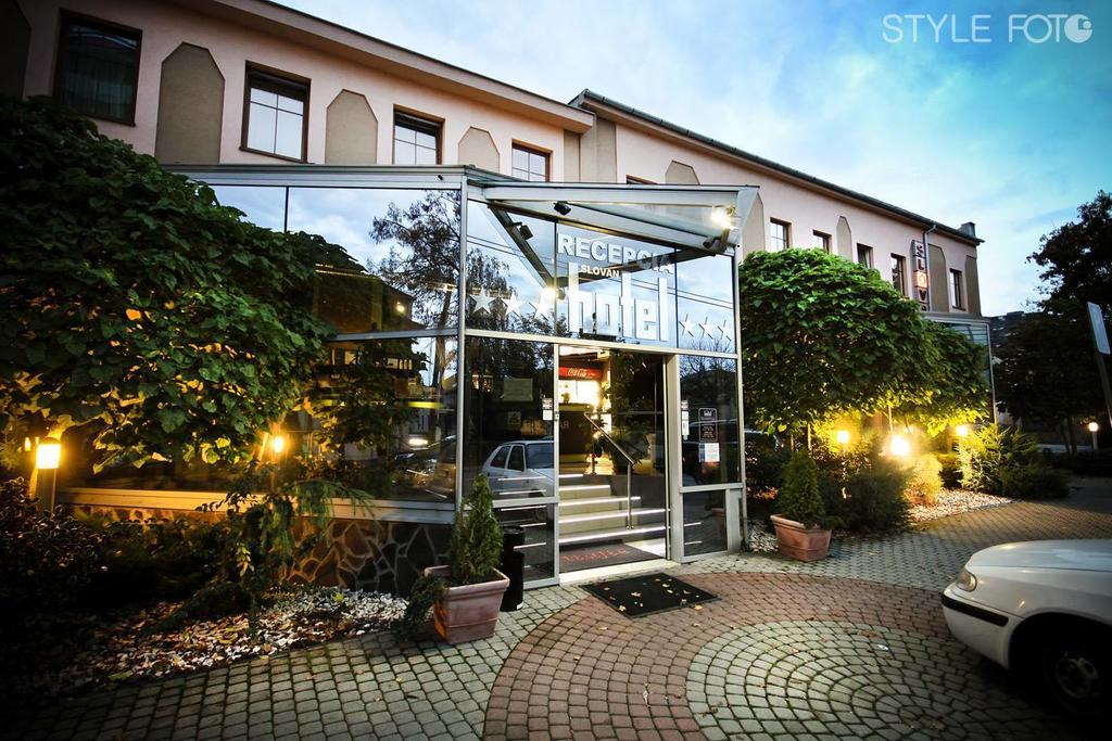 Hotel Slovan Lučenec Zimmer foto